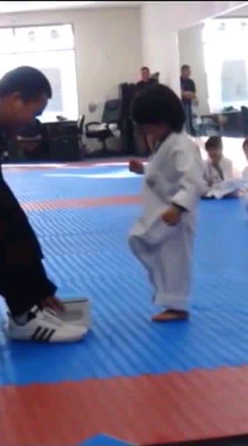 小孩搞笑跆拳道,欢乐童趣，拳脚飞扬